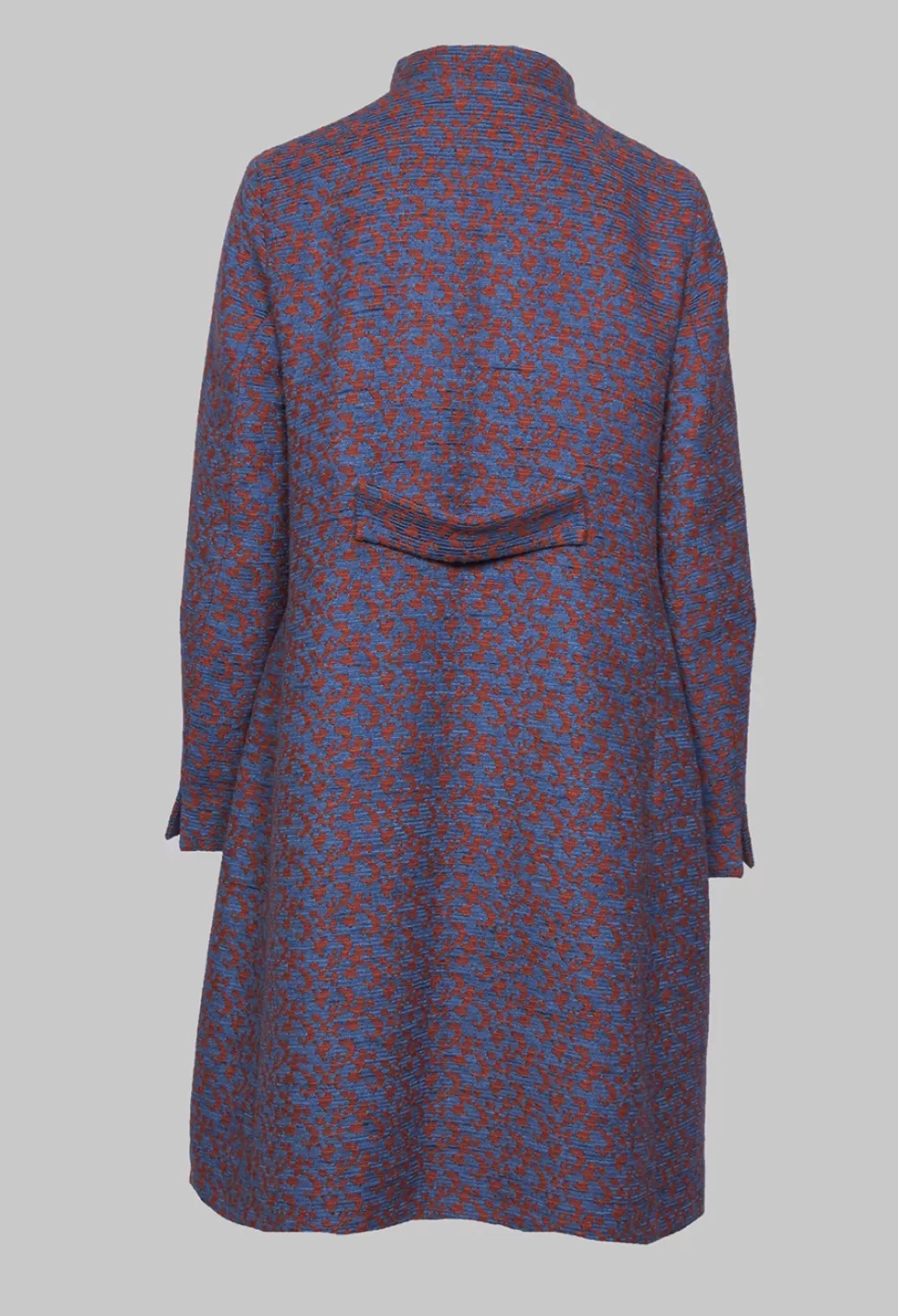 Coats^Niù Long Chic Coat With Brooch Detail At Collar In Amber